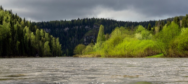 Panoramalandschaft des Ural-Flusses Usva mit Küstenklippen im Frühlingsblick vom Wasser