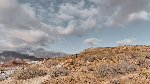 Panoramalandschaft mit einem Mädchen auf dem Hügel