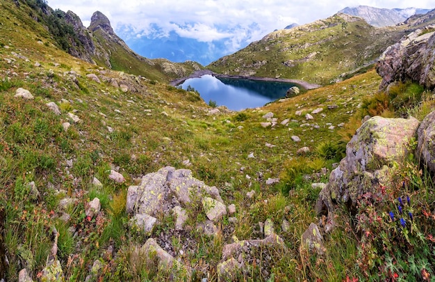 Panoramalandschaft mit klarem See in den Bergen