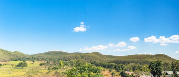 Panoramalandschaftsansicht des blauen Himmels des Gebirgsagenten