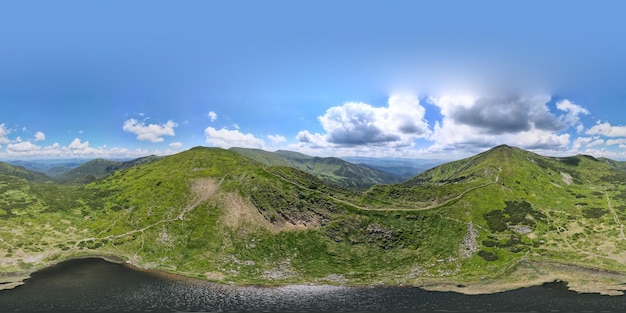Panoraman360 vista desde la altura, al lago alpino Nesamovyte bajo la colina entre los Cárpatos de Ucrania