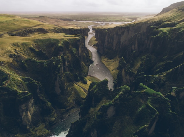 Panoramas e colinas verdes da islândia