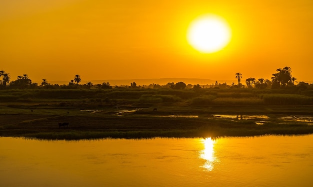 Panoramasegeln bei Sonnenuntergang auf der Nilkreuzfahrt Ägypten Segeln von Luxor nach Assuan