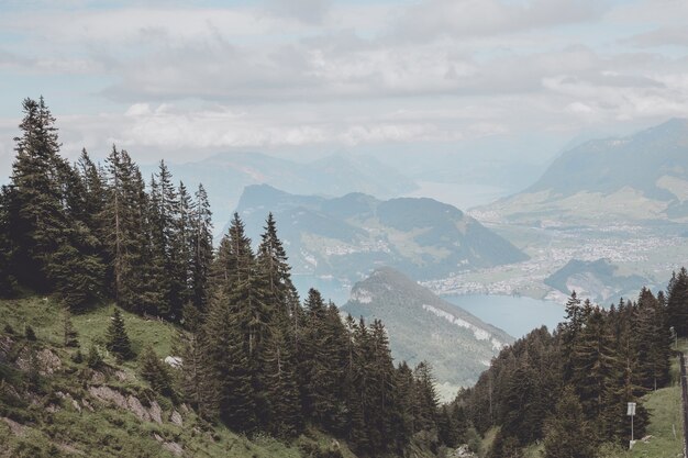 Panoramasicht auf den Luzerner See und die Berge im Pilatus von Luzern, Schweiz, Europa. Sommerlandschaft, Sonnenscheinwetter, dramatischer blauer Himmel und sonniger Tag