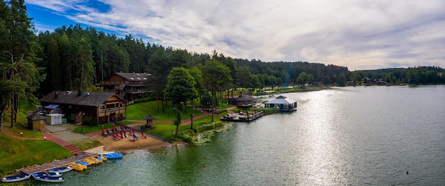 Panoramasicht auf den See am frühen Frühlingsmorgen beim Dorf Walchwil. Kanton Zug, Schweiz, Europa.