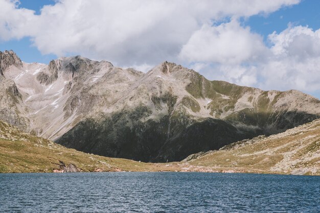 Panoramasicht auf die Marjelen-Seen, Szene in den Bergen, Route großer Aletschgletscher im Nationalpark Schweiz, Europa. Sommerlandschaft, Sonnenscheinwetter, blauer Himmel und sonniger Tag