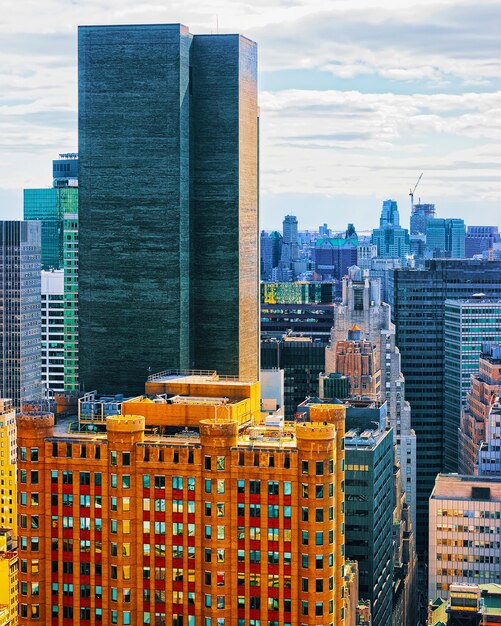 Panoramasicht auf die Wolkenkratzer von Lower Manhattan in New York, USA. Horizont. Gebäudehüllen der amerikanischen Architektur. Panorama des Stadtzentrums von NYC. Großstädtisches Stadtbild.