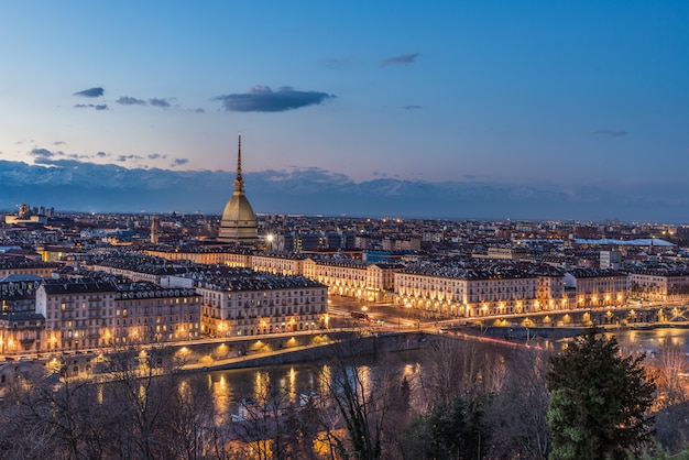 Panoramastadtbild mit der Mole Antonelliana über der Stadt