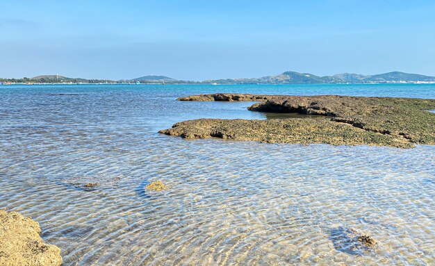 Panoramen der friedlichen Atmosphäre am Meer fühlen sich entspannt an. Touristen, um die Schönheit des Meeres zu genießen.