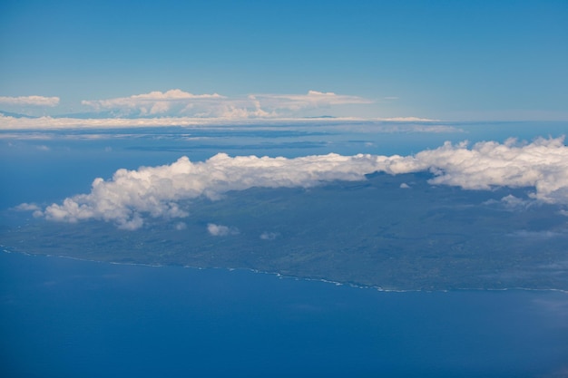 Panorámica aérea frente a la costa sobre la isla hawaiana de Maui