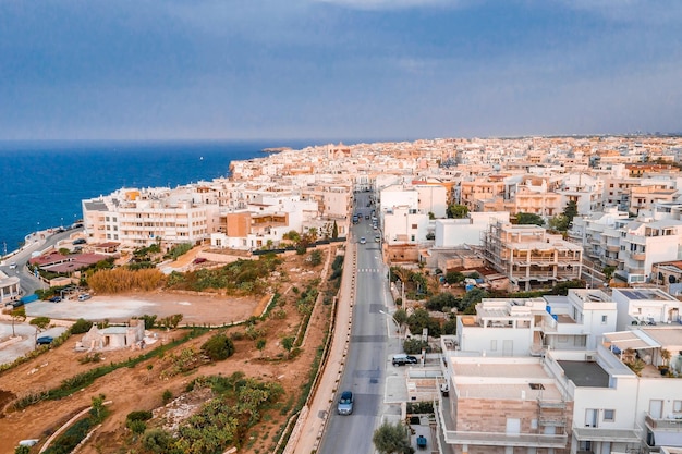 Panorámica aérea del paisaje urbano de la ciudad de Polignano a Mare, región de Puglia, Italia, cerca de la ciudad de Bari, Europa. Magnífica vista panorámica del mar Adriático. Fondo del concepto de viaje.