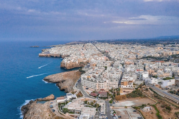 Panorámica aérea del paisaje urbano de la ciudad de Polignano a Mare, región de Puglia, Italia, cerca de la ciudad de Bari, Europa. Magnífica vista panorámica del mar Adriático. Fondo del concepto de viaje.