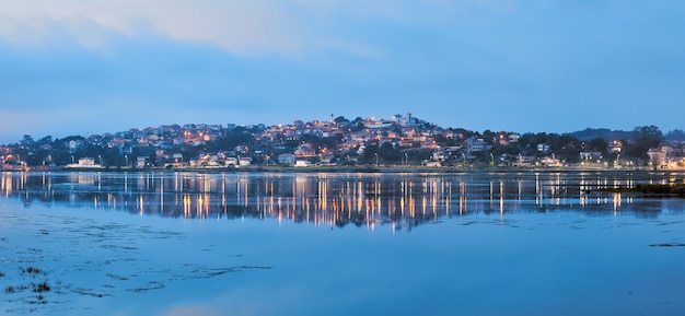 Panorámica al atardecer de la ciudad de Galicia llamada Ramallosa, Galicia