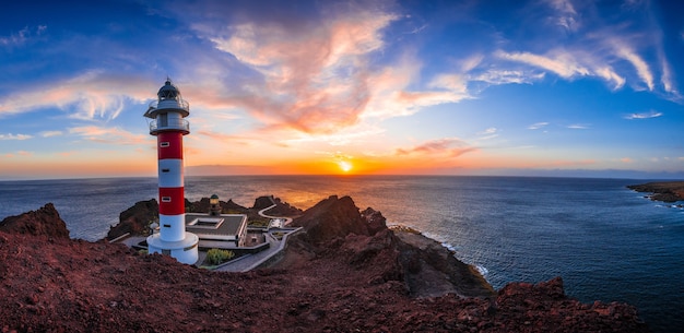 Panorâmica ao pôr do sol alaranjado no farol de Punta de Teno, na ilha de Tenerife