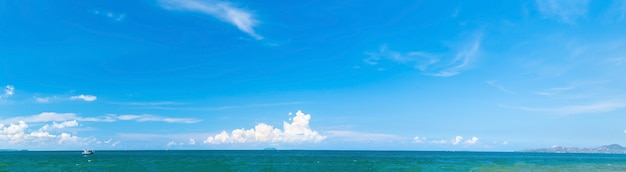 Panorâmica bela vista do mar com céu azul