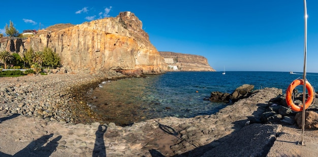 Panorámica de la cala o Caleta de la turística ciudad costera de Mogan en el sur de Gran Canaria en verano España