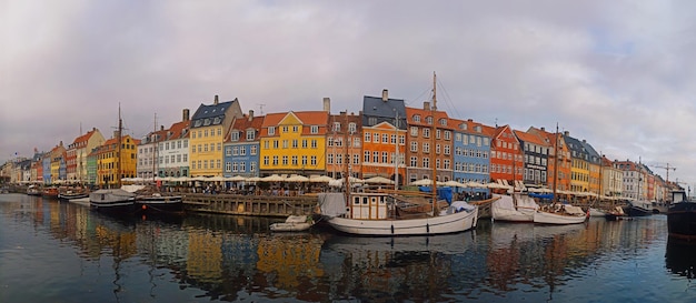 Panorámica del canal de Nyhavn durante un día nublado en Copenhague