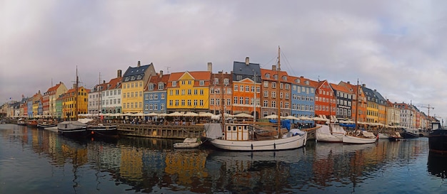 Foto panorámica del canal de nyhavn durante un día nublado en copenhague