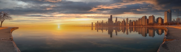 Foto panorâmica chicago skyline cityscape à noite e céu azul com nuvem, chicago, estados unidos.