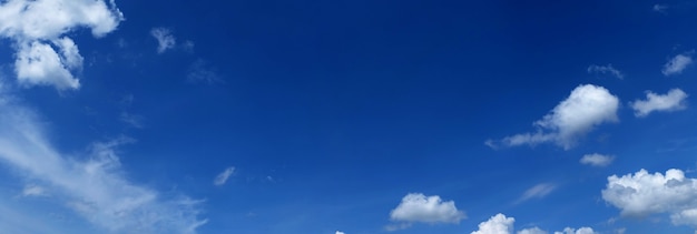 Panorámica del cielo azul con nubes