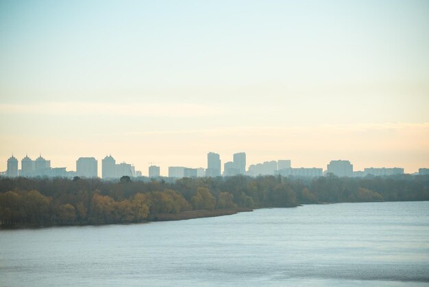 Foto panorâmica da cidade de kiev e do rio dnipro em nevoeiro na manhã de outono na ucrânia