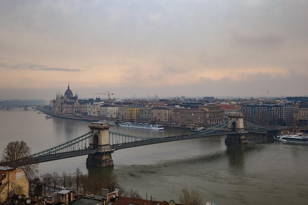 Panorâmica de budapeste com vista de nevoeiro da ponte e do rio danúbio