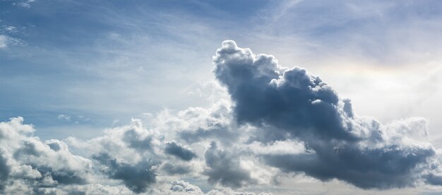 Panorâmica de nuvens fofas contra o céu azul