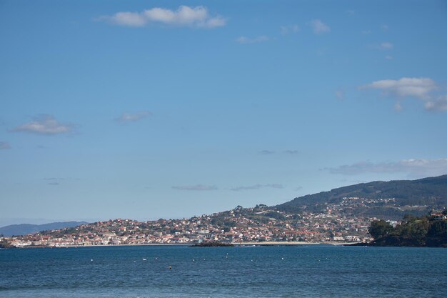 Foto panorâmica de playa america com suas casas em nigran pontevedra, galiza, espanha