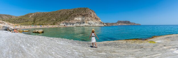 Panorâmica de uma jovem na praia do Enmedio, em Cabo de Gata, em um lindo dia de verão, Almería