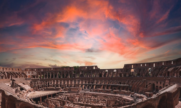 Panorâmica dentro do Coliseu e dos Fóruns Imperiais em Roma bela foto ao redor do Coliseu