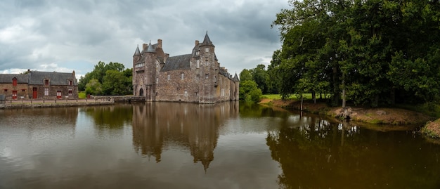 Panorâmica do castelo medieval Trecesson à beira do lago, comuna de CampÃƒÂƒÃ‚Â © nÃƒÂƒÃ‚Â © ac no departamento de Morbihan, perto da floresta de Broceliande.