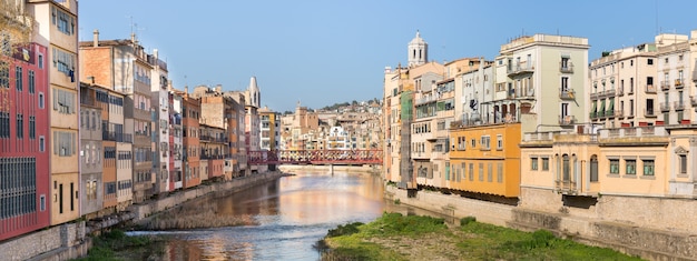 Foto panorâmica do rio ao passar pela cidade velha de girona