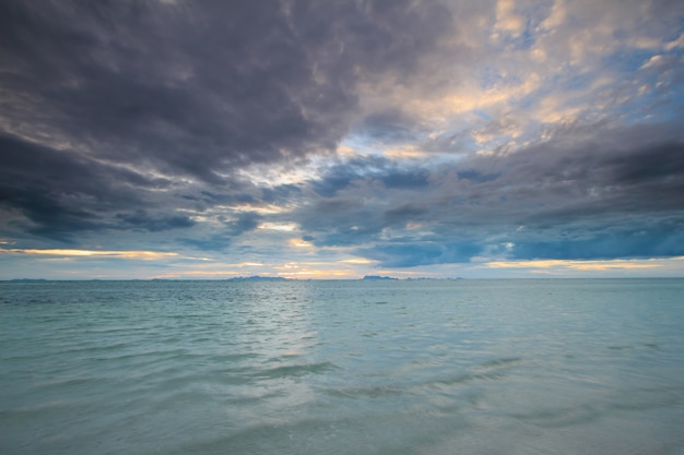 Panorâmica dramática céu pôr do sol e mar tropical ao entardecer