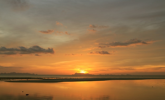 Panorámica dramática tropical vívida puesta de sol cielo y mar