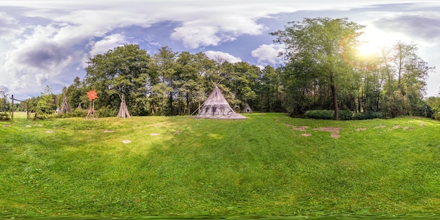 Panorámica esférica sin fisuras completa 360 por 180 ángulo de visión cerca de wigwam en el pueblo indio en el bosque en proyección equirectangular skybox VR contenido de realidad virtual