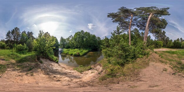 Panorámica esférica sin fisuras completa 360 por 180 ángulo de visión en la orilla del pequeño río en un día soleado de verano en proyección equirectangular skybox VR contenido de realidad virtual