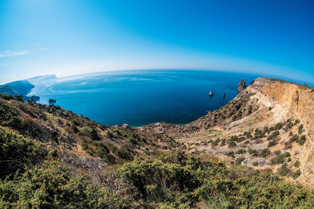 Panorâmica marinha calma mar azul e vista brilhante do sol da costa do mar negro em cabo da criméia fiolent