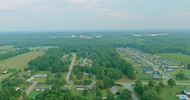 Panorámica del paisaje de la pequeña aldea residencial vista aérea de la ciudad de Streetsand Boiling Springs en Carolina del Sur, EE.