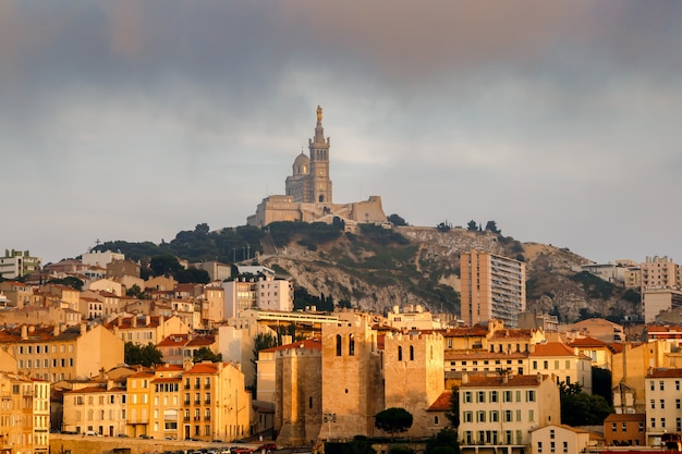 Panorámica del paisaje urbano de Marsella, Francia con la iglesia Notredame de la Garde, hito de la ciudad