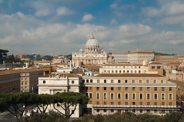 Panorámica del paisaje urbano de Roma con la Basílica de San Pedro Roma Italia