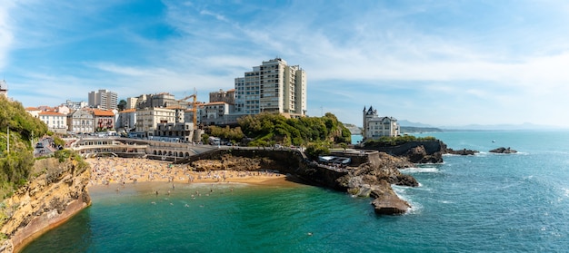 Panorámica de Plage du Port Vieux en Biarritz, vacaciones de verano en el sureste de Francia