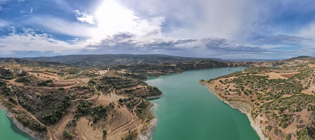 Panorámica de la presa de Evretou Paphos Chipre