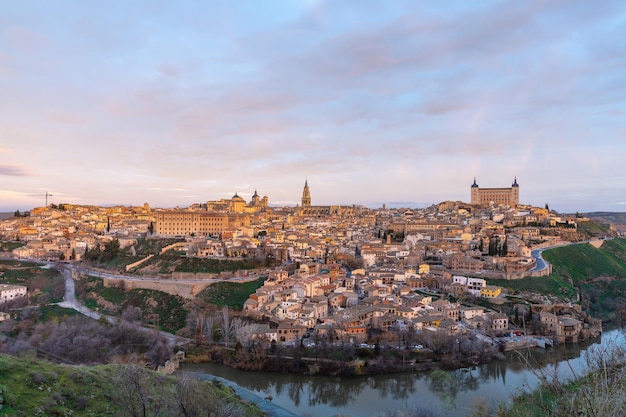 Panorámica en las primeras horas de la ciudad medieval de Toledo en Castilla La Mancha, España. Vista desde la Ermita del Valle. Alzacar y Santa Iglesia Primada.