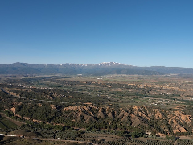 Panorámica vista aérea del paisaje en globo aerostático en los campos de Guadix