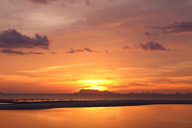 Panorámico atardecer tropical cielo y lago