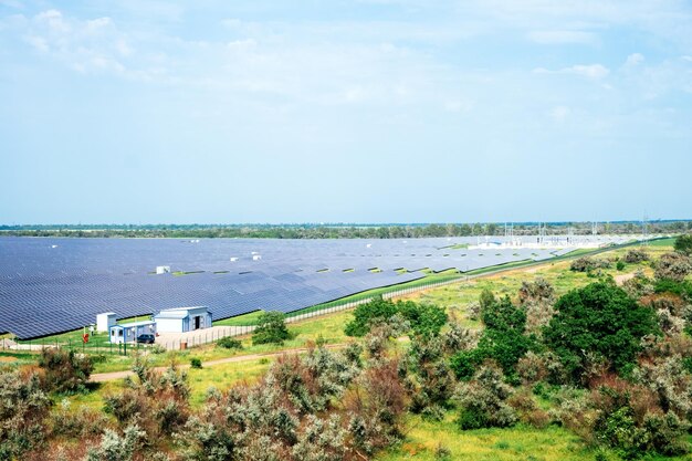 Panoramische Ansicht des Solarparks des Photovoltaikkraftwerks Solarpark Solarkraftwerk Banner mit