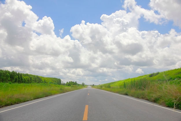 panoramische Farbansicht der schönen Sommer leeren Landstraße