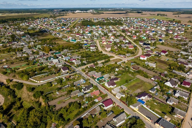 Panoramische Luftaufnahme der privaten Entwicklung mit Landhäusern oder Dorf