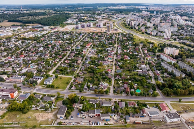 Panoramische Luftaufnahme der privaten Entwicklung mit Landhäusern oder Dorf