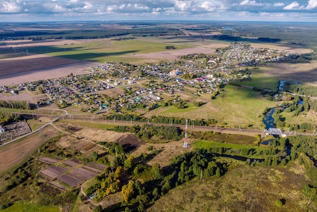 Panoramische Luftaufnahme der privaten Entwicklung mit Landhäusern oder Dorf